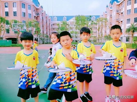 生活在蓝花楹浪漫氛围里的学生