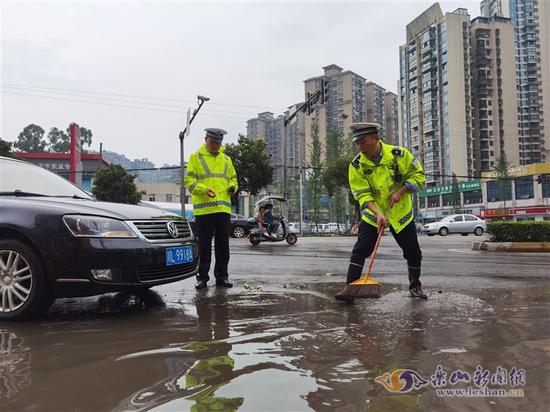 民警清扫道路积水