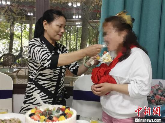 母親鐘傳英給女兒靜靜喂蛋糕。 楊勇 攝
