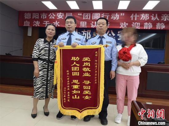 母親鐘傳英和女兒靜靜給民警送錦旗表示感謝。 楊勇 攝