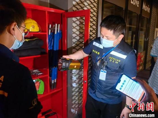 暗訪督查組抽查影城應急物品柜內放置的應急手電,發現不亮。 劉忠俊 攝