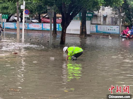 執勤民警在積水嚴重的道路中 北海市交警支隊供圖