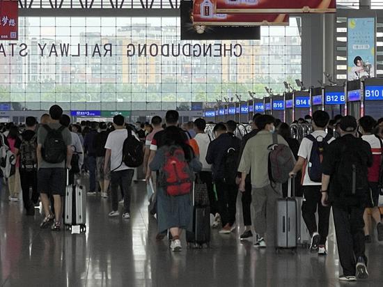 2021年5月1日,成都東站日發送旅客量突破29萬人次,創造新的記錄。