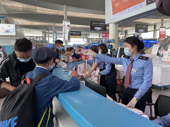 游佳服務崗為有需要的旅客提供服務。