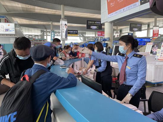 游佳服务岗为有需要的旅客提供服务。