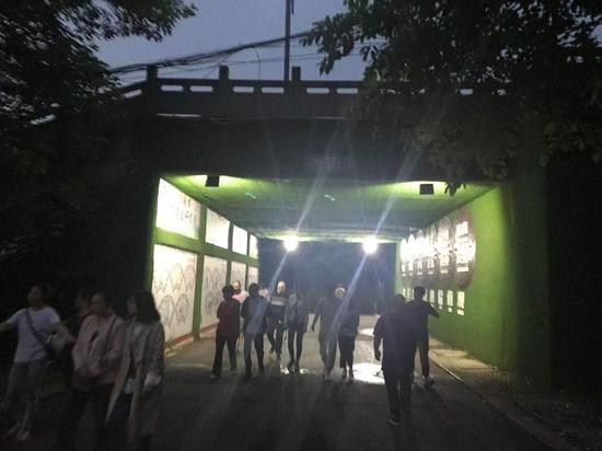 “失明”的路燈再次亮起來了 圖片由網友劉先生拍攝
