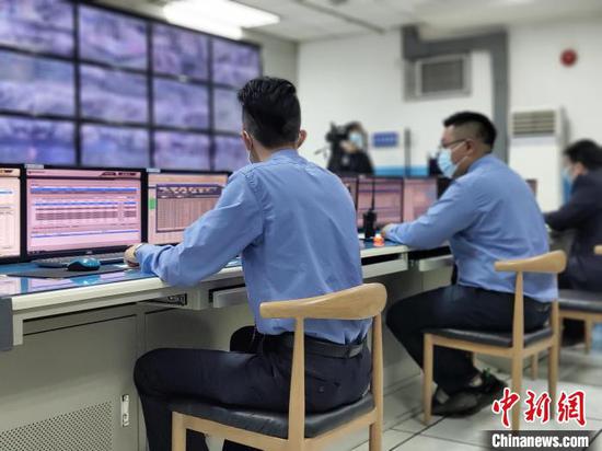 圖為成都東站綜控室。 王鵬 攝