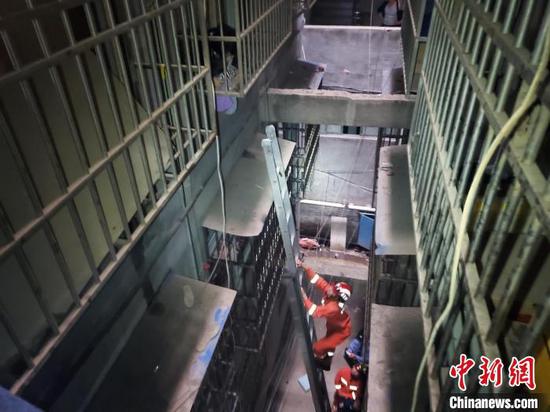 消防员展开救援。 黄石消防供图