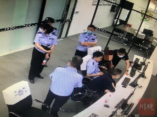 小林父亲、亲友及律师一行3人到公安机关查看监控视频