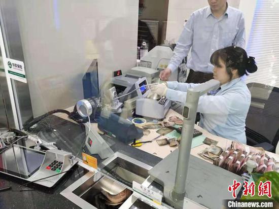 邮储银行工作人员正在清点兑换。杨立萍 摄