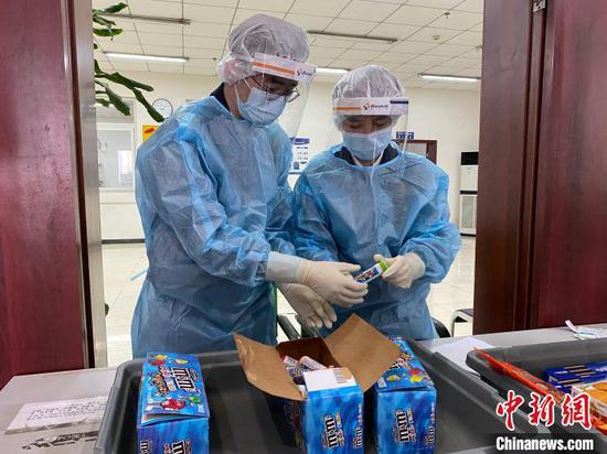 精神管制藥品被偽裝成巧克力豆被海關查獲。 成都海關供圖