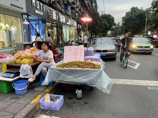 成都市场上的荔枝。