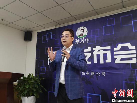 沈師傅食品有限公司總經(jīng)理沈強(qiáng)介紹相關(guān)情況。杜成 攝