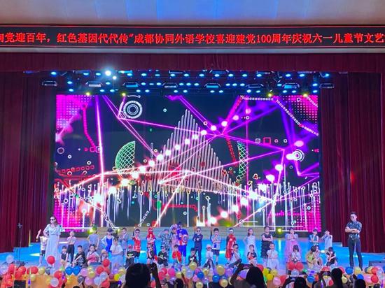 一年级三班《童趣时装秀》