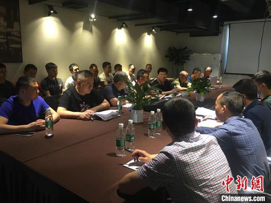 辦案民警對抓捕進行研判部署。 達州市公安局供圖