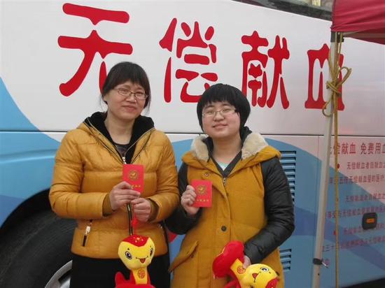 2013年,18岁的李璇在家乡献血。李璇供图