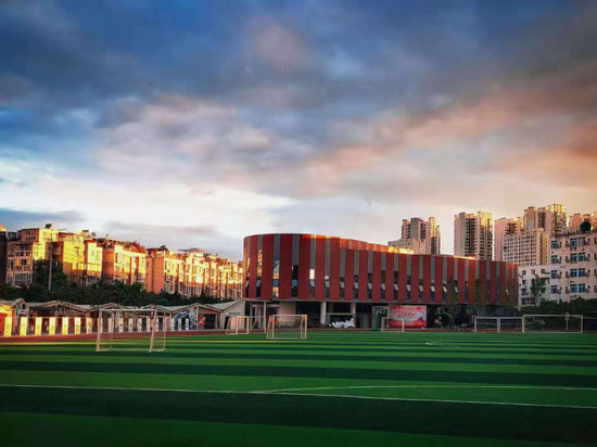 夕阳下的二中足球场