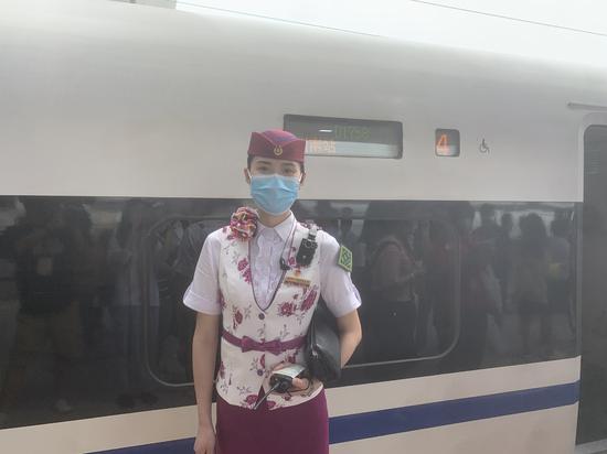 绵泸高铁内自泸首班列车列车长