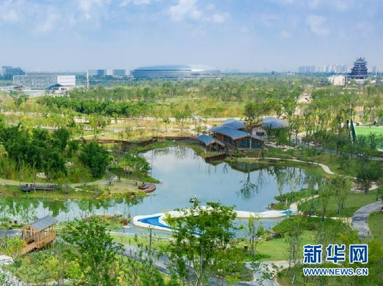 “流云橋”與成都大運(yùn)會(huì)開幕式主場(chǎng)館遙相呼應(yīng)。(中國(guó)建筑西南設(shè)計(jì)研究院供圖)