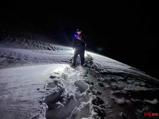 ▲深夜雪地里徒步前往。