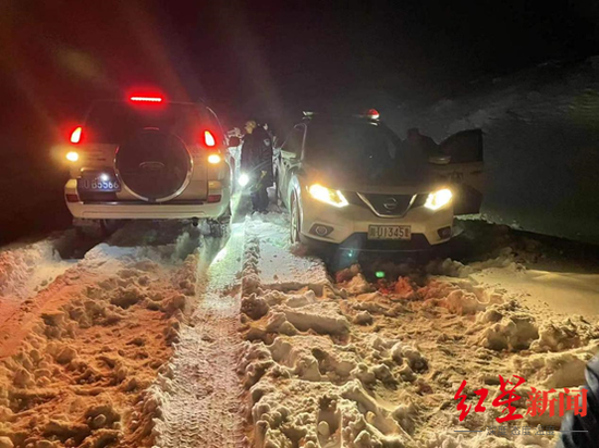 ▲救援车辆被困雪地。