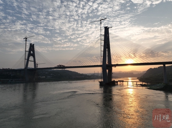 夕阳中的宜宾临港长江大桥