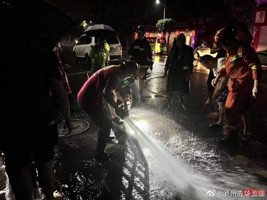 ↑泸州暴雨抢险 图据“泸州应急”