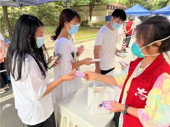 成都高新区石羊街道府盛社区，居民亮“集邮卡”快速进出小区（成都高新区供图）