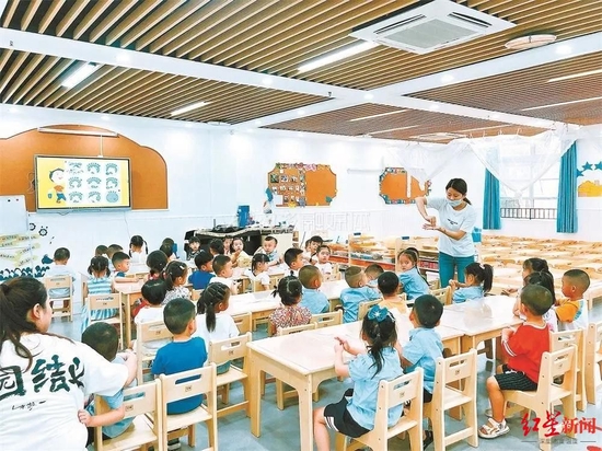 　　↑幼儿园内，老师正在教学 图据内江市教育局官微
