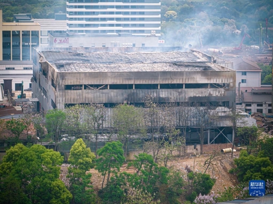 这是4月18日拍摄的金华市武义县浙江伟嘉利工贸有限公司厂房火灾现场（无人机照片）。新华社记者 江汉 摄