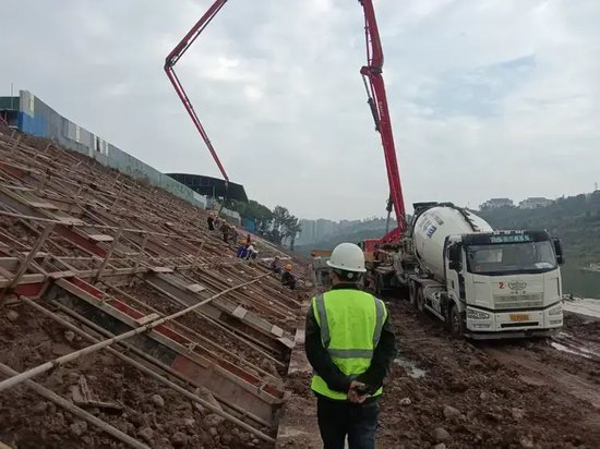 施工人员正在现场进行护坡框格梁砼浇筑混凝土施工