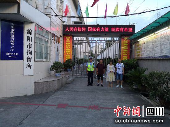 唐某父女与民警。 钟欣 摄