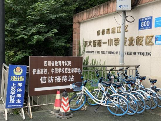 大门口,信访站的指示牌非常明显。