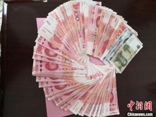 李學明老人捐的10071元。 鐘欣 攝