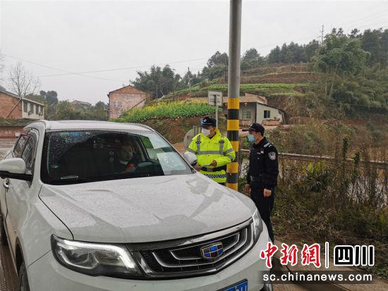 輔警毛瑞正在一線。賀燕飛 攝
