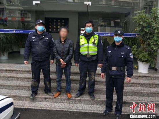 　犯罪嫌疑人杨某被警方控制，并依法刑事拘留。　邻水公安供图 摄