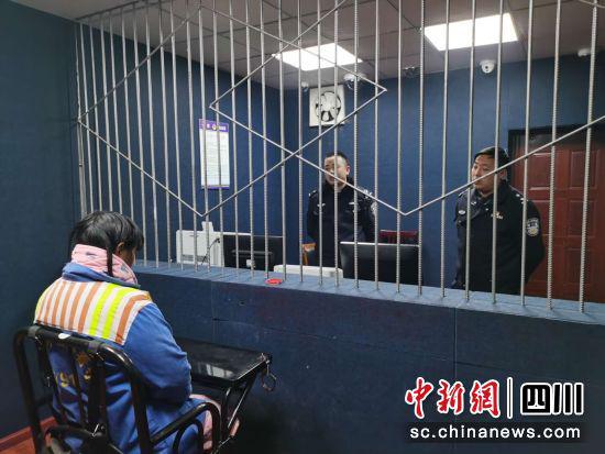 犯罪嫌疑人接受調(diào)查。