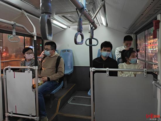 ▲夜間6路車上的乘客