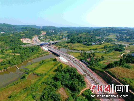 宽阔的道路与美景交融。刘孝军 摄