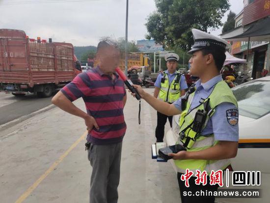 民警用呼吸式酒精測試儀對(duì)駕駛員進(jìn)行酒精測試。 交警三大隊(duì)提供