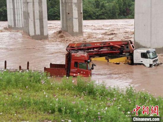 暴雨造成工程车辆被淹。巴中应急提供