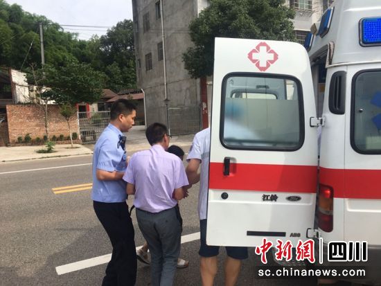 民警把傷者轉運到救護車上。蓬安警方供圖