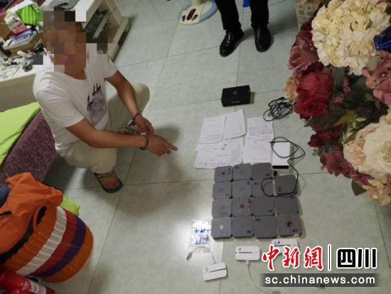 嫌疑人指認(rèn)作案工具。 游仙公安分局提供