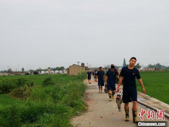 消防指戰(zhàn)員收拾消防水帶“清理戰(zhàn)場(chǎng)”。 單鵬 攝
