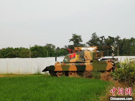 參與救援的消防坦克。 單鵬 攝