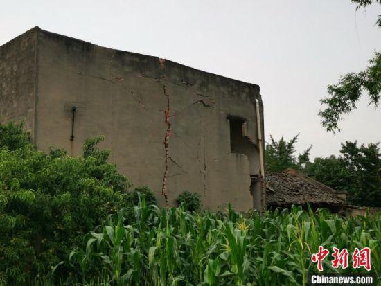距离花炮厂几百米的一处老宅墙体被震裂。　单鹏 摄
