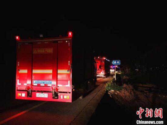去往火場(chǎng)的路上,一輛輛消防車停在路邊待命。 單鵬 攝