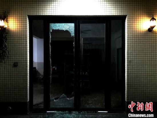 村民王书友家玻璃门被震碎。　单鹏 摄