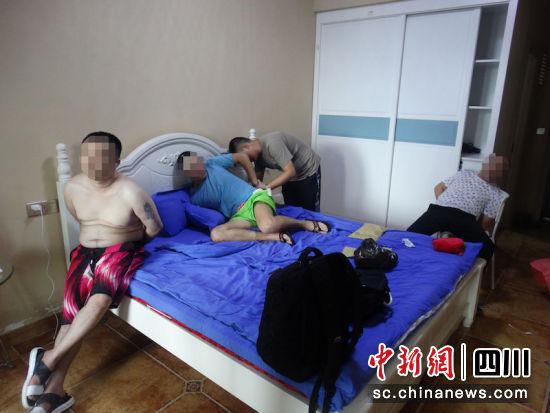 在泸州城区抓获非法持有毒品人员。