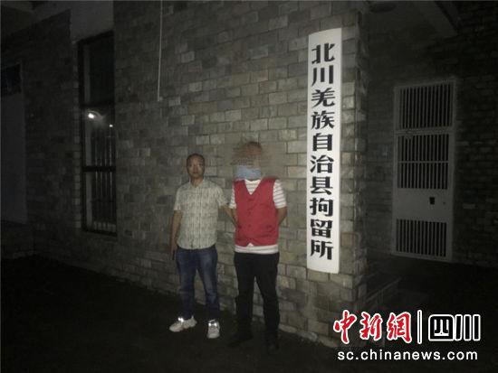 被抓获的嫌疑人。